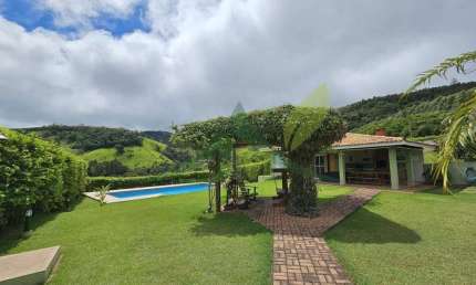Chácara à Beira da Represa em Piracaia-SP – 3 Suítes, Piscina e Vista Deslu