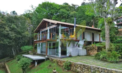 Linda casa de vidro à venda no Clube da Montanha, em Atibaia