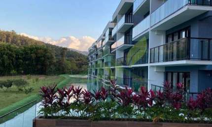 Lindo apartamento com vista para Pedra Grande no condomínio Vila dos Lagos