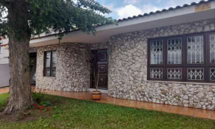 Sobrado à venda em Curitiba, Uberaba, com 3 quartos, 200m²