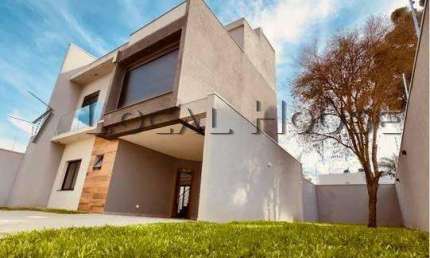 Sobrado à venda em Curitiba, Uberaba, com 3 quartos, 145m²