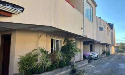 Sobrado à venda em Curitiba, Bacacheri, com 3 quartos, 124m²