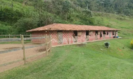 Sítio com 145.000 m2, 2 casas, 5 nascentes, pista, 13 baias, nadador - prates, teresópolis