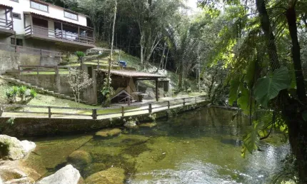 Sítio com cachoeira e piscina natural, 6 suítes, albuquerque, teresópolis, rj