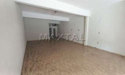 Salão comercial com 96m², próximo ao TriMais Lauzane, com piso frio, 2 banheiros, copa cozinha.