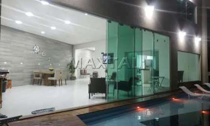 Casa em condomínio fechado, com 3 dormitórios, com 2 suítes, sendo 1 master com hidro e 3 salas