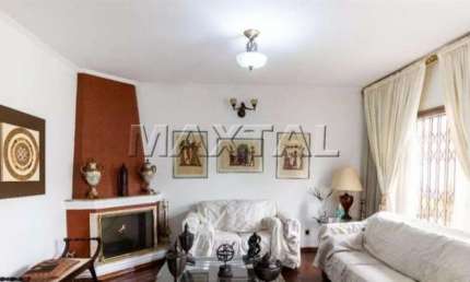 Casa térrea no Parque Novo Mundo. Com 5 suítes, 4 vagas de garagem, lareira e edícula.