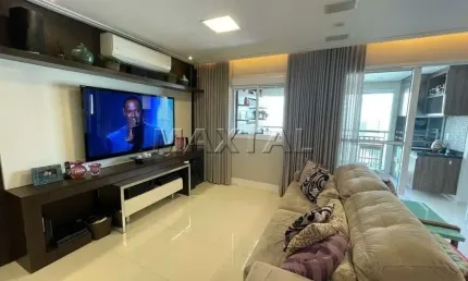 Apartamento à venda, com 3 dormitórios, 1 suíte, varanda e 3 vagas de garagem.