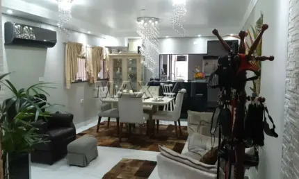 Casa espaçosa à venda com 3 quartos, sendo 1 suíte, e 5 banheiros no total.