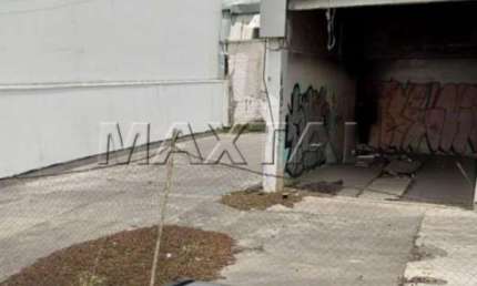 Terreno à venda com 670m² próximo ao metrô Tucuruvi, com documentação regularizada.