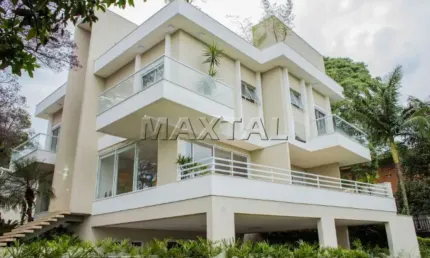 Sobrado em condomínio fechado de 719m², 4 suítes, 8 banheiros, 8 vagas na Vila Arnoni.