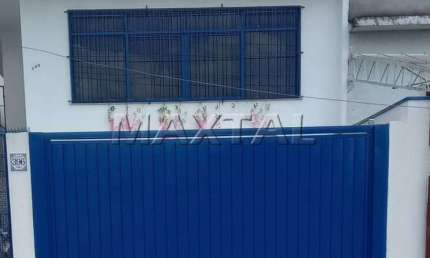 Sobrado com 240 m², 3 dormitórios, e 4 vagas de garagem, sala de estar e 2 banheiros.