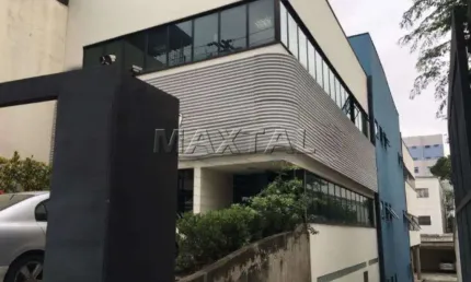 Prédio comercial com 868m², 2 andares, 9 banheiros, 20 vagas de garagem na vila ester.