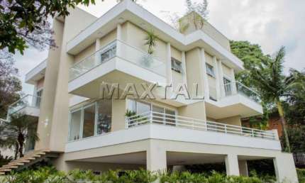 Sobrado em condomínio fechado 506m²,  4 suítes, 8 banheiros, 8 vagas na Vila Arnoni.