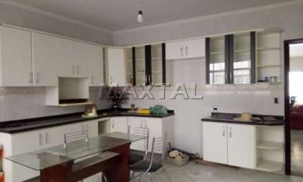 Casa de 270m² com 3 dormitórios, 1 suíte, sala, cozinha, lavanderia possui uma edícula e 5 vagas.