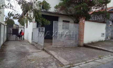 Galpão Comercial com 350 metros, 12 vagas para carros, no Bairro Santa Teresinha.