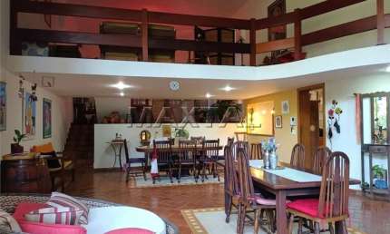 Casa na Região do Horto Florestal  com 750m², com 2 dormitórios, 2 suítes, 4 banheiros e 5 vagas.
