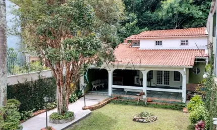 Sobrado à venda no Horto Florestal, com 5 dormitórios, sendo 2 suítes e 3 vagas.