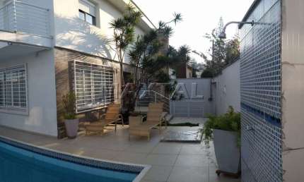 Sobrado com 4 quartos, sendo 1 suíte, 4 vagas, escritório, piscina com 297m².