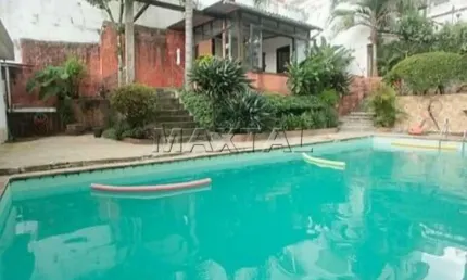 Casa térrea com piscina no Tremembé, com 3 dormitórios, sala 2 ambientes, lareira e quintal.