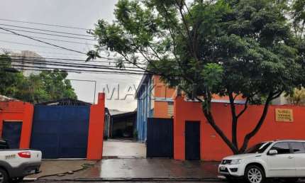 Galpão para Locação no bairro da  Barra Funda, de 1250m². Com 60 vagas de garagem e 5 banheiros.