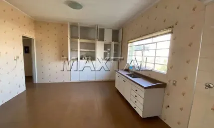 Sobrado de 347m² à venda, na Vila Aurora. Com 6 dormitórios, 1 sala e 2 vagas.