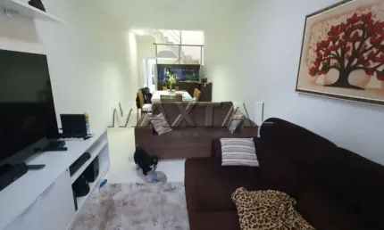 Sobrado com 155m², 3 suítes, 5 banheiros, 2 salas, 2 vagas e churrasqueira, próximo a av. do guacá.