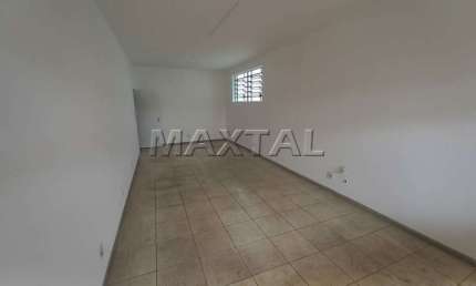 Sala na Avenida Imirim com 40m², toda em piso frio, banheiro, área de serviço coberta.