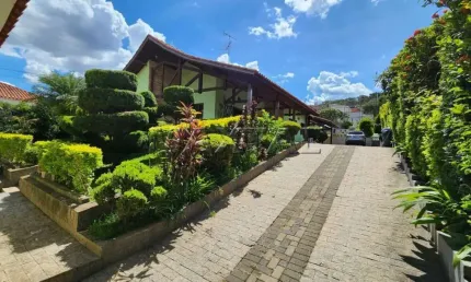 Casa térrea com 410m² com 3 dormitórios e 6 vagas, churrasqueira, piscina com hidro, e quadra.