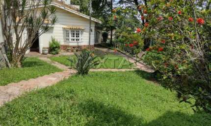 Vende-se chácara com 650m² , no Vila Irmãos Arnoni, com piscina, churrasqueira e garagem.