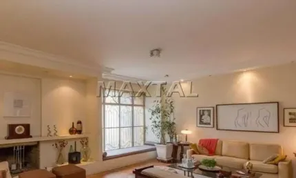 Sobrado no Brooklin Paulista, 320 m², 5 dormitórios, 3 suítes, 5 banheiros, 4 salas e 4 vagas.