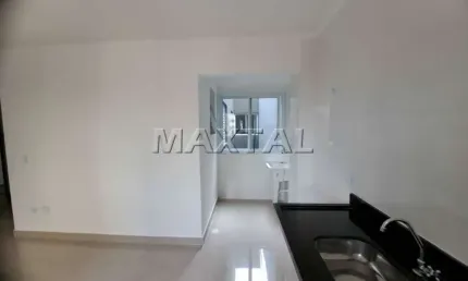 Apartamento novo com dois dormitórios, sala, cozinha americana, claraboia e banheiro.