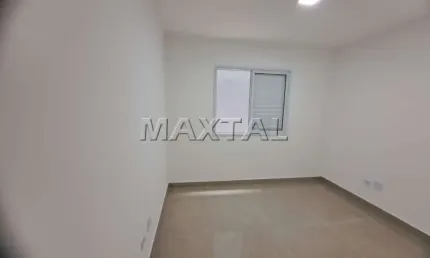 Apartamento com um dormitório, sala, cozinha , banheiro e claraboia.