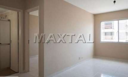 Apartamento com 1 dormitório, cozinha, sala dois ambientes, banheiro e vaga demarcada.