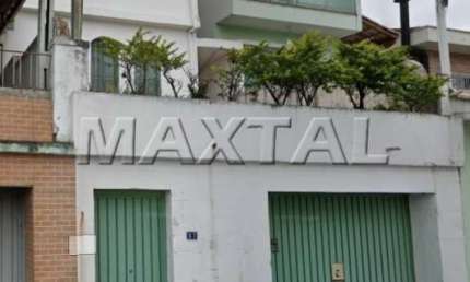 Casa com dois quartos, sala para dois ambientes, dois banheiros, cozinha, edícula e vaga.
