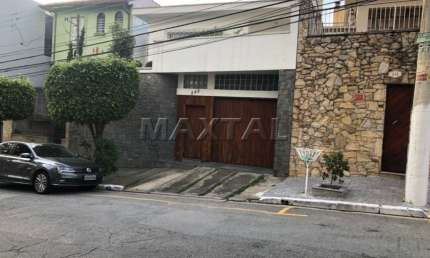 Casa com 3 dormitórios, 1 suíte, ampla sala, copa e Cozinha, sacada e 3 vagas de garagem.