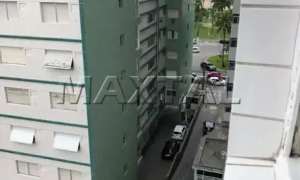 Apartamento em São Vicente com dois dormitórios, sala para dois ambientes , cozinha e vaga.
