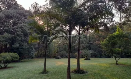 Terreno à venda em Mairiporã. Com 1.800m², com plantas e pomar, e vista privilegiada.