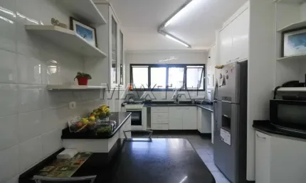 Apartamento de127 m², com 3  dormitórios,  uma suíte e 3 vagas de garagem.