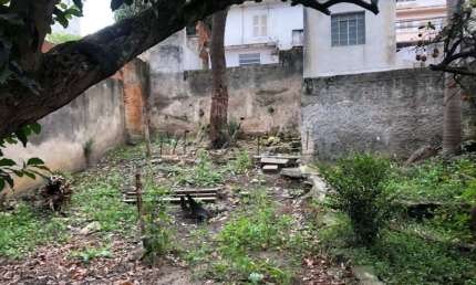 Terreno com uma casa antiga, com 10 metros de frente e 56,45 metros de frente aos fundos.