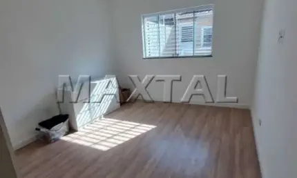 Sobrado com 84m², 2 dormitórios, 2 banheiros, 1 vaga e área de serviço. Em Santa Terezinha