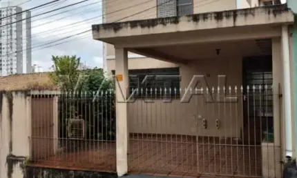Sobrado à venda com 3 quartos, sendo 1 suíte, sala 2 ambientes e com 2 vagas de garagem.