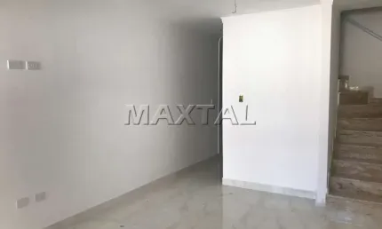 Sobrado à venda de 91m² em Santa Terezinha, com 3 dormitórios, ambas suítes e 1 vaga de garagem.