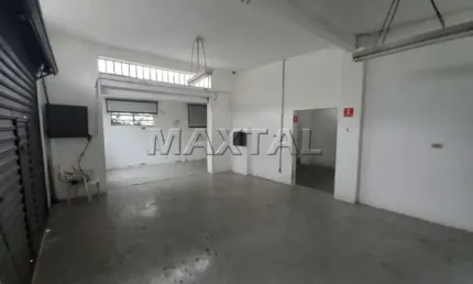 Galpão com área de salão, divisão de 100m², 3 banheiros e 3 escritórios.