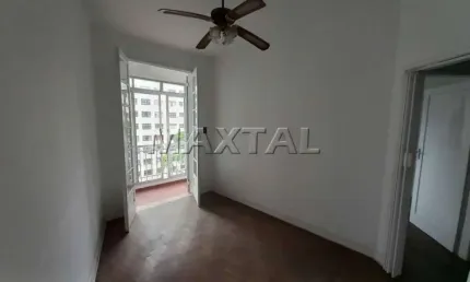 Apartamento com 61m², sala com varanda, 01 quarto, cozinha, banheiro, área de serviço.