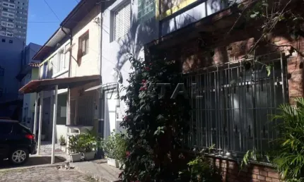 Casa de vila com 87m², com 03 dormitórios, 01 suíte, 01 sala ampla, cozinha, 03 banheiros e 01 vaga.
