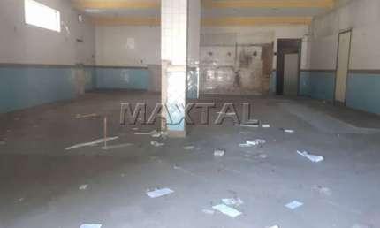 Loja de esquina para locação, com 15 metros de fachada, portas de aço.