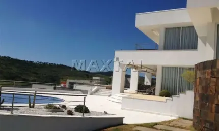 Casa alto padrão de  608m², 4 suítes, 12 vagas, piscina, pé direito alto e Porteira fechada.