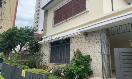 Sobrado em santana, 240 m², com 4 dormitórios, 4 banheiros e 5 vagas em rua fechada.