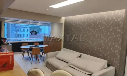 Apartamento de 77m², 2 quartos, 1 sala com sacada com churrasqueira e cozinha com armário.,